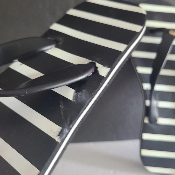 Kate Spade black/white flip flop sz.7 women's - Picture 3 of 9